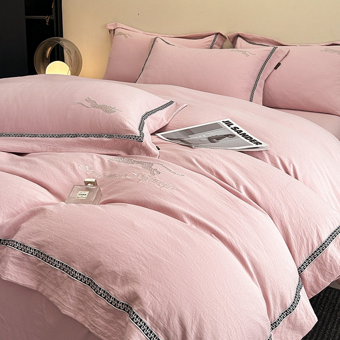 91家纺网 家纺一手货源 找家纺 库里梦家纺 2025新款高精密斜纹棉刺绣四件套-欧利系列 欧利-桃粉