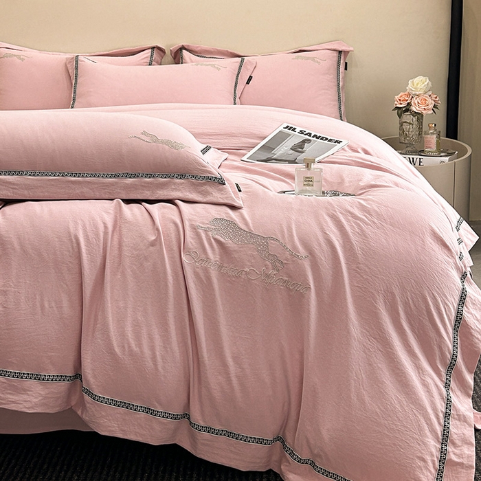 91家纺网 家纺一手货源 找家纺 库里梦家纺 2025新款高精密斜纹棉刺绣四件套-欧利系列 欧利-桃粉