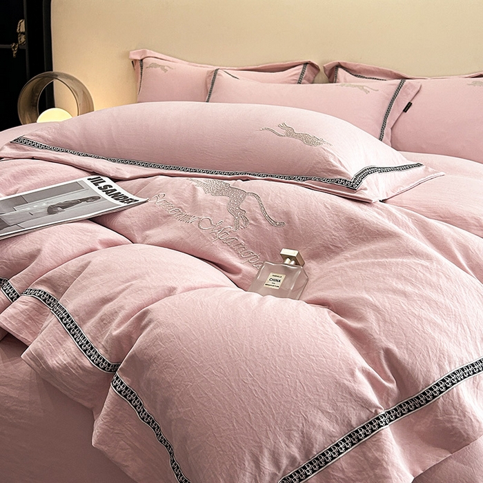 91家纺网 家纺一手货源 找家纺 库里梦家纺 2025新款高精密斜纹棉刺绣四件套-欧利系列 欧利-桃粉