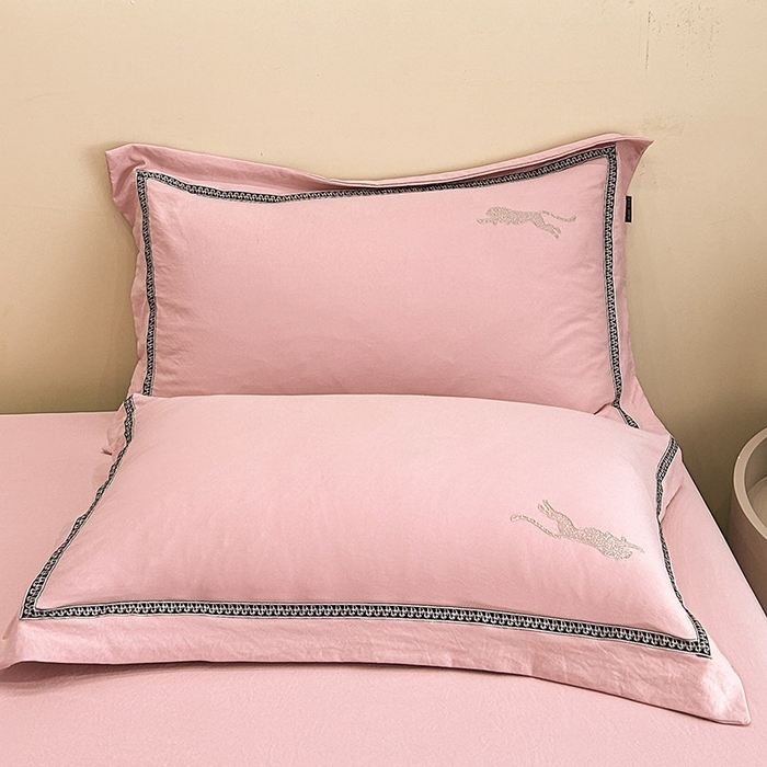 91家纺网 家纺一手货源 找家纺 库里梦家纺 2025新款高精密斜纹棉刺绣四件套-欧利系列 欧利-桃粉