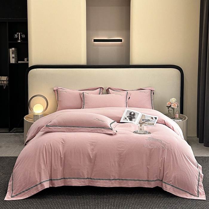 91家纺网 家纺一手货源 找家纺 库里梦家纺 2025新款高精密斜纹棉刺绣四件套-欧利系列 欧利-桃粉