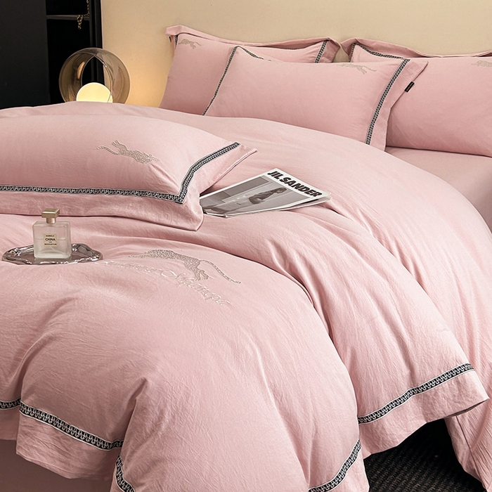 91家纺网 家纺一手货源 找家纺 库里梦家纺 2025新款高精密斜纹棉刺绣四件套-欧利系列 欧利-桃粉