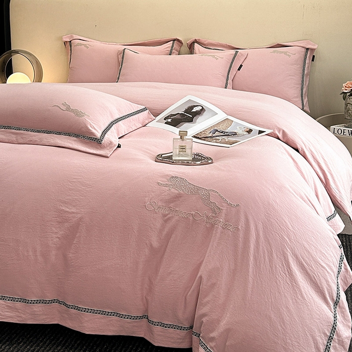 91家纺网 家纺一手货源 找家纺 库里梦家纺 2025新款高精密斜纹棉刺绣四件套-欧利系列 欧利-桃粉