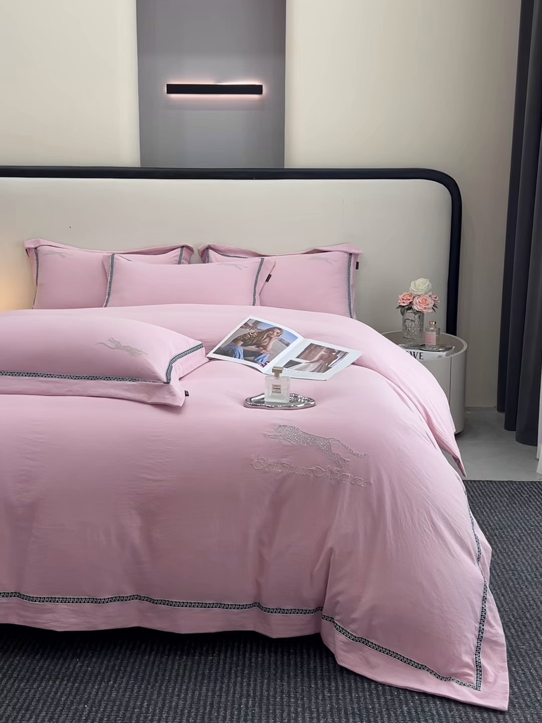 91家纺网 家纺一手货源 找家纺 库里梦家纺 2025新款高精密斜纹棉刺绣四件套-欧利系列 欧利-桃粉