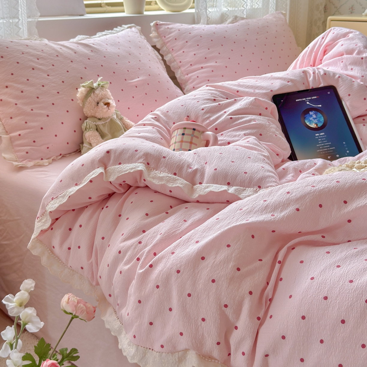 91家纺网 家纺一手货源 找家纺 喜颜 2025新款爆款云感提花皱皱纱全棉镂空花边四件套学生宿舍三件套 镂空花边-波点浅粉