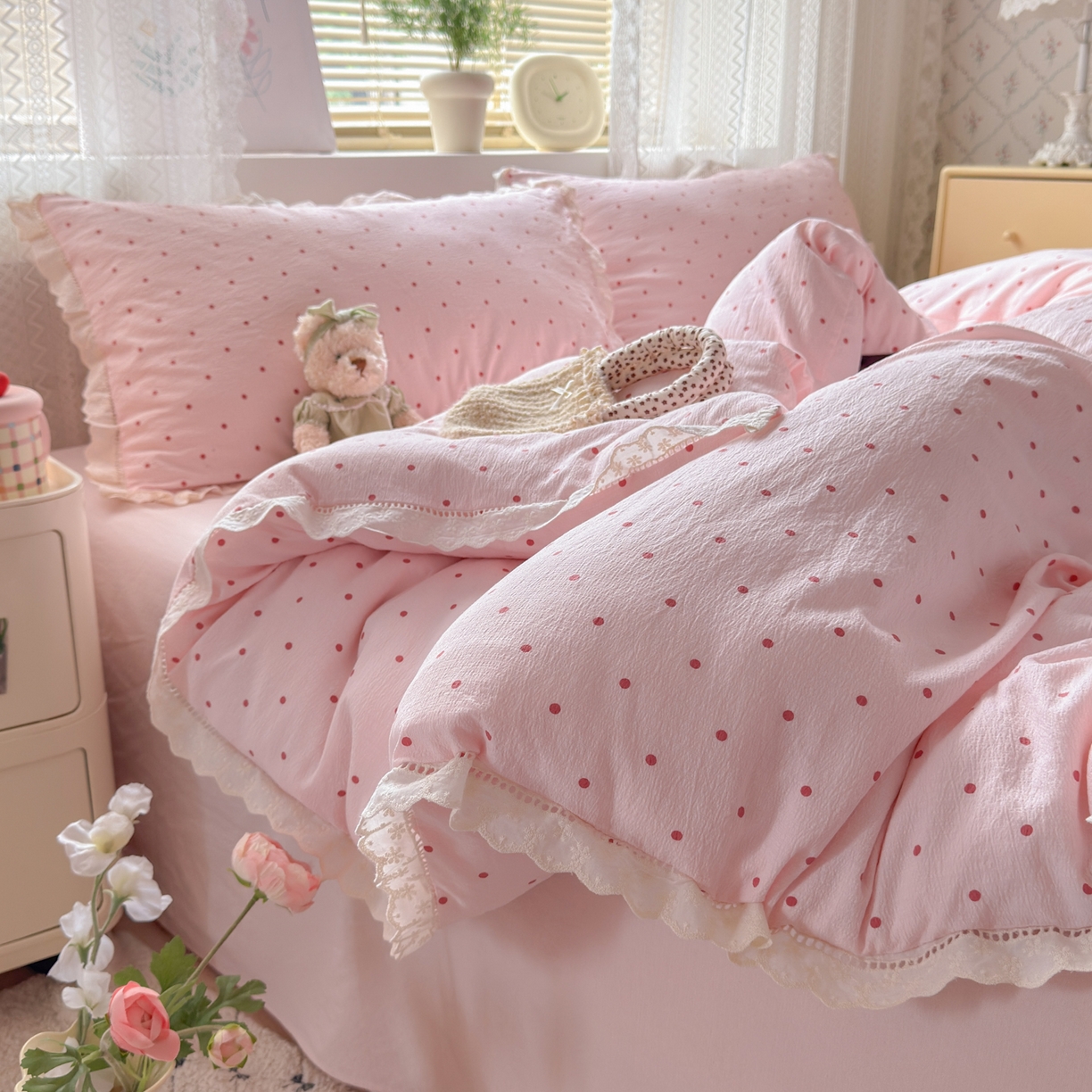 91家纺网 家纺一手货源 找家纺 喜颜 2025新款爆款云感提花皱皱纱全棉镂空花边四件套学生宿舍三件套 镂空花边-波点浅粉