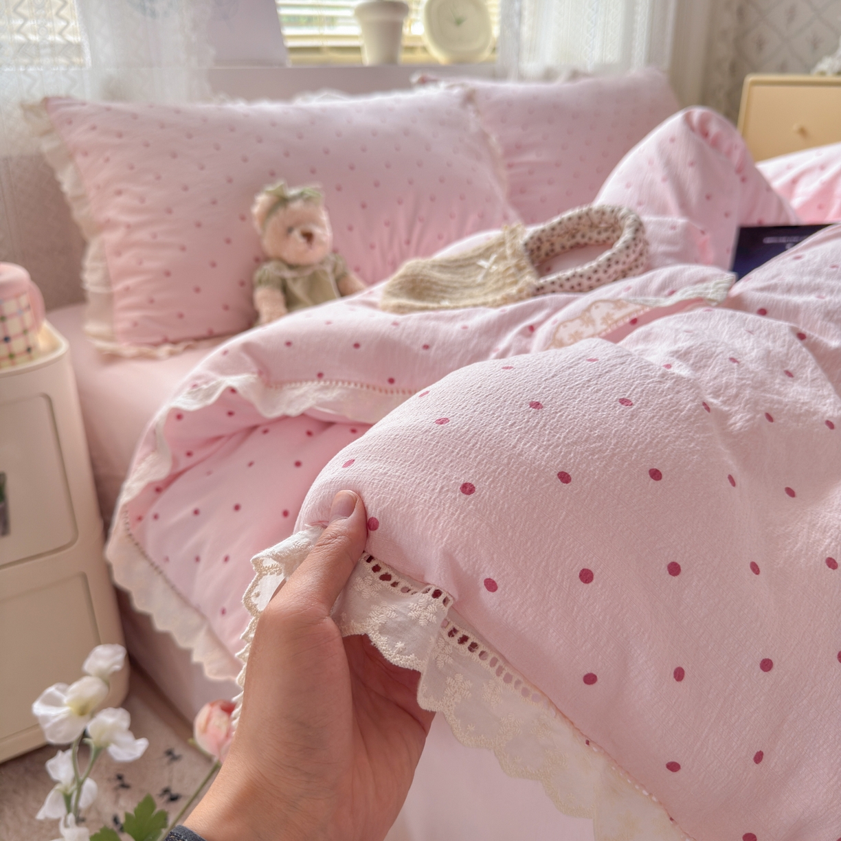 91家纺网 家纺一手货源 找家纺 喜颜 2025新款爆款云感提花皱皱纱全棉镂空花边四件套学生宿舍三件套 镂空花边-波点浅粉