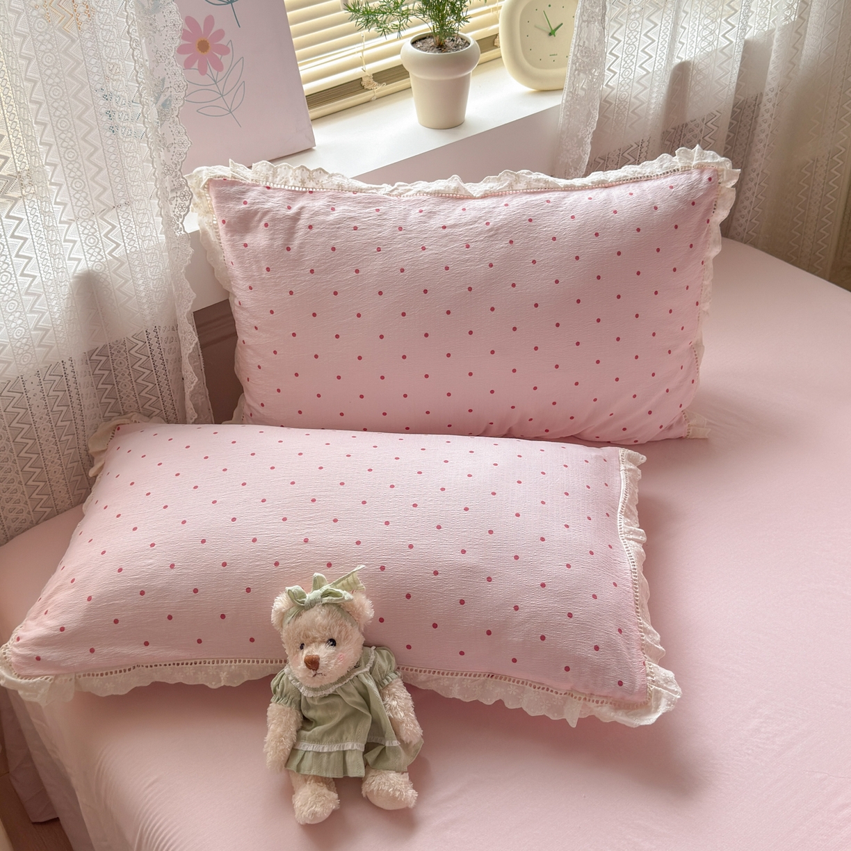 91家纺网 家纺一手货源 找家纺 喜颜 2025新款爆款云感提花皱皱纱全棉镂空花边四件套学生宿舍三件套 镂空花边-波点浅粉