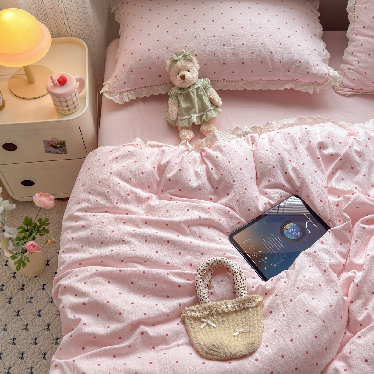 91家纺网 家纺一手货源 找家纺 喜颜 2025新款爆款云感提花皱皱纱全棉镂空花边四件套学生宿舍三件套 镂空花边-波点浅粉