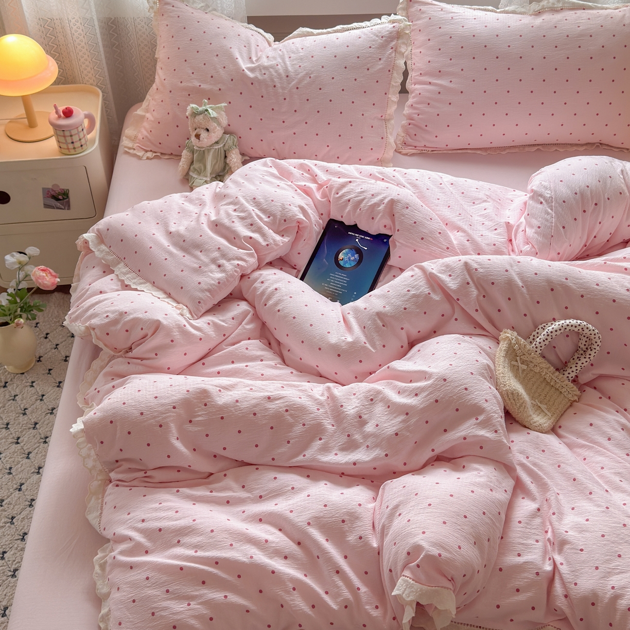 91家纺网 家纺一手货源 找家纺 喜颜 2025新款爆款云感提花皱皱纱全棉镂空花边四件套学生宿舍三件套 镂空花边-波点浅粉