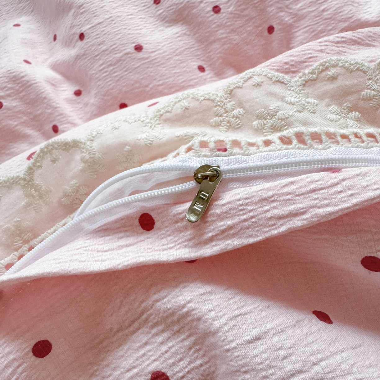 91家纺网 家纺一手货源 找家纺 喜颜 2025新款爆款云感提花皱皱纱全棉镂空花边四件套学生宿舍三件套 镂空花边-波点浅粉