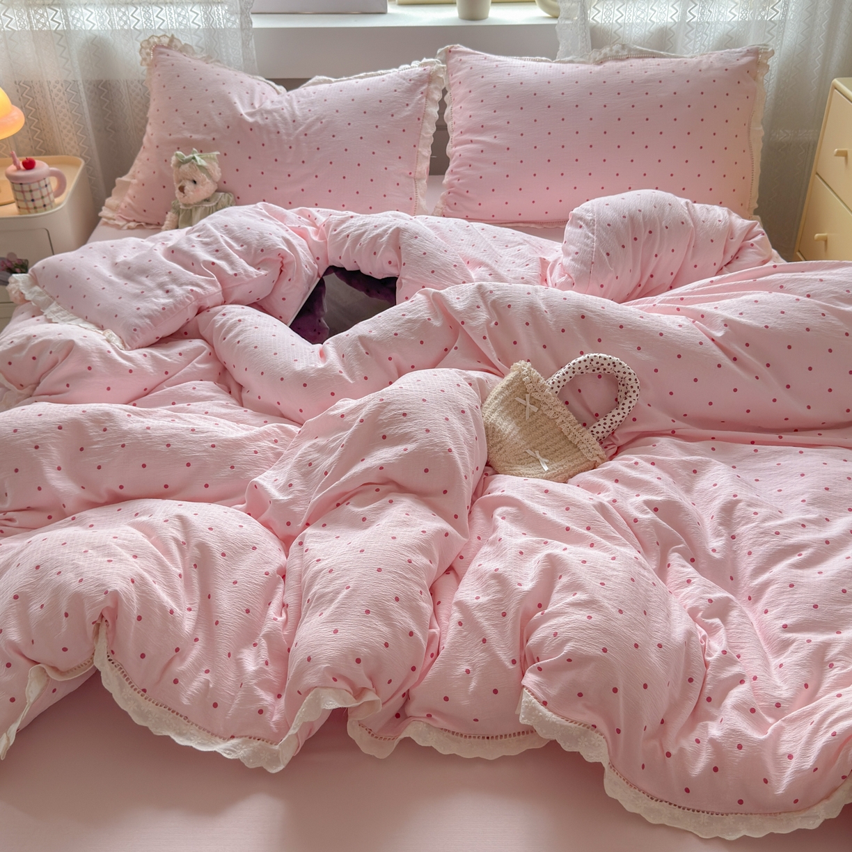 91家纺网 家纺一手货源 找家纺 喜颜 2025新款爆款云感提花皱皱纱全棉镂空花边四件套学生宿舍三件套 镂空花边-波点浅粉