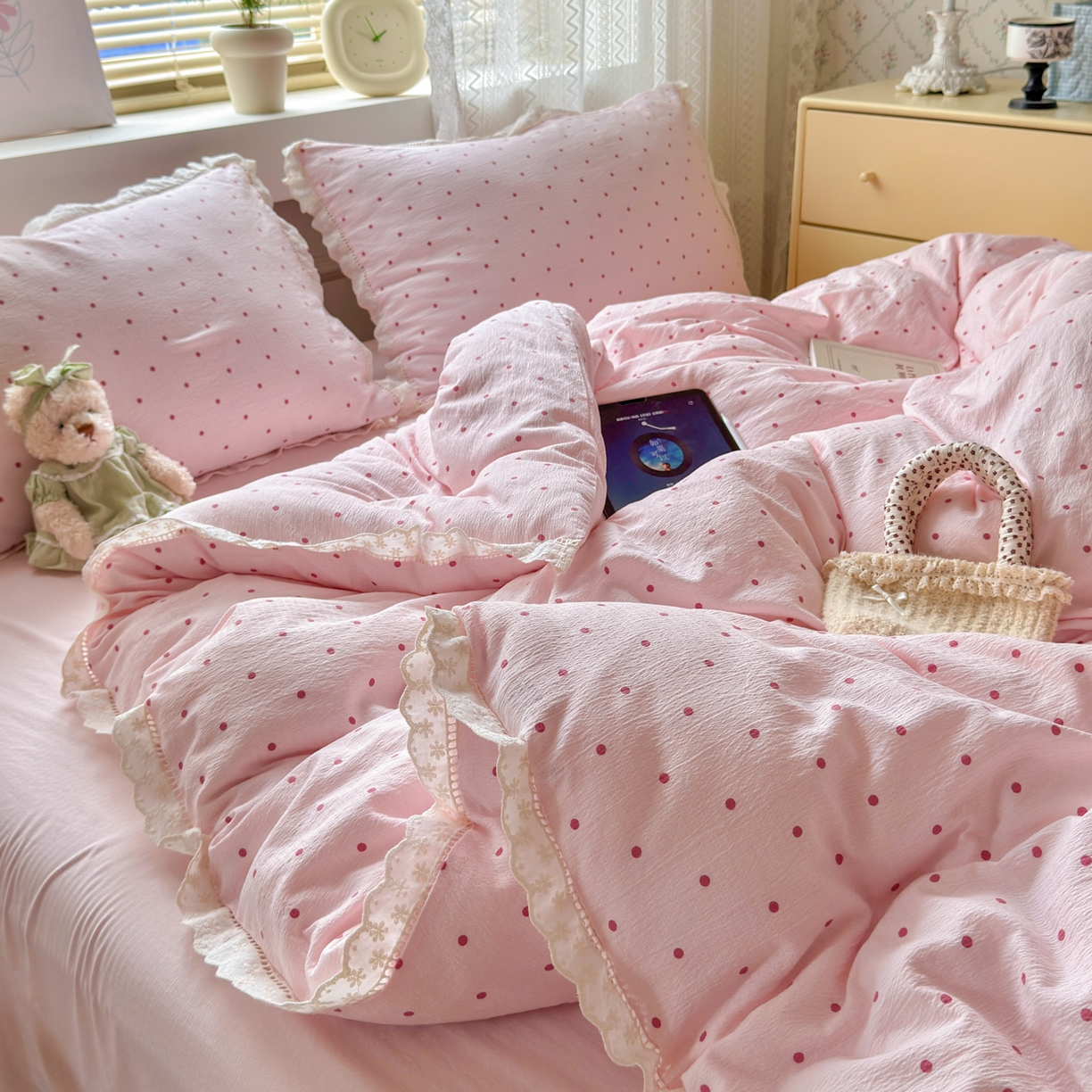 91家纺网 家纺一手货源 找家纺 喜颜 2025新款爆款云感提花皱皱纱全棉镂空花边四件套学生宿舍三件套 镂空花边-波点浅粉