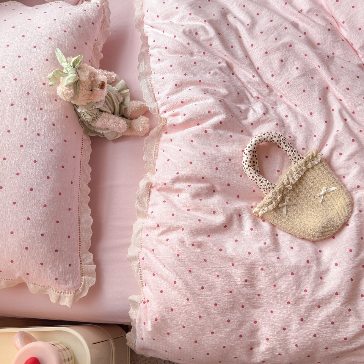 91家纺网 家纺一手货源 找家纺 喜颜 2025新款爆款云感提花皱皱纱全棉镂空花边四件套学生宿舍三件套 镂空花边-波点浅粉