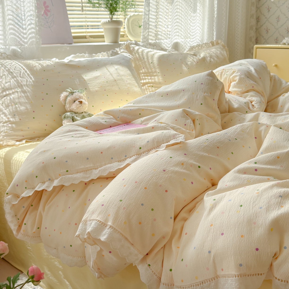 91家纺网 家纺一手货源 找家纺 喜颜 2025新款爆款云感提花皱皱纱全棉镂空花边四件套学生宿舍三件套 镂空花边-波点炫彩