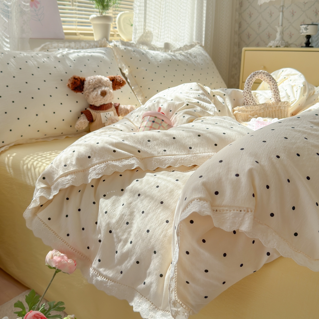 91家纺网 家纺一手货源 找家纺 喜颜 2025新款爆款云感提花皱皱纱全棉镂空花边四件套学生宿舍三件套 镂空花边-波点奶黄