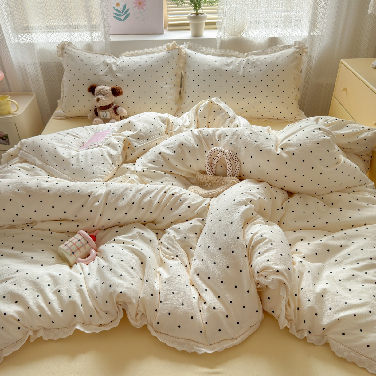 91家纺网 家纺一手货源 找家纺 喜颜 2025新款爆款云感提花皱皱纱全棉镂空花边四件套学生宿舍三件套 镂空花边-波点奶黄