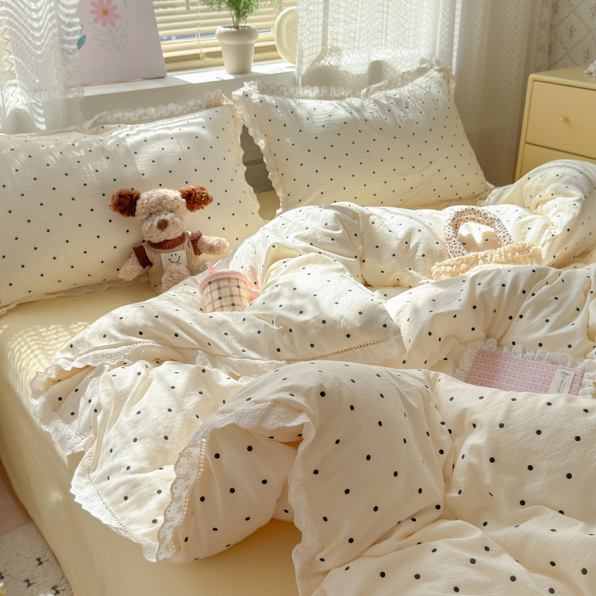 91家纺网 家纺一手货源 找家纺 喜颜 2025新款爆款云感提花皱皱纱全棉镂空花边四件套学生宿舍三件套 镂空花边-波点奶黄