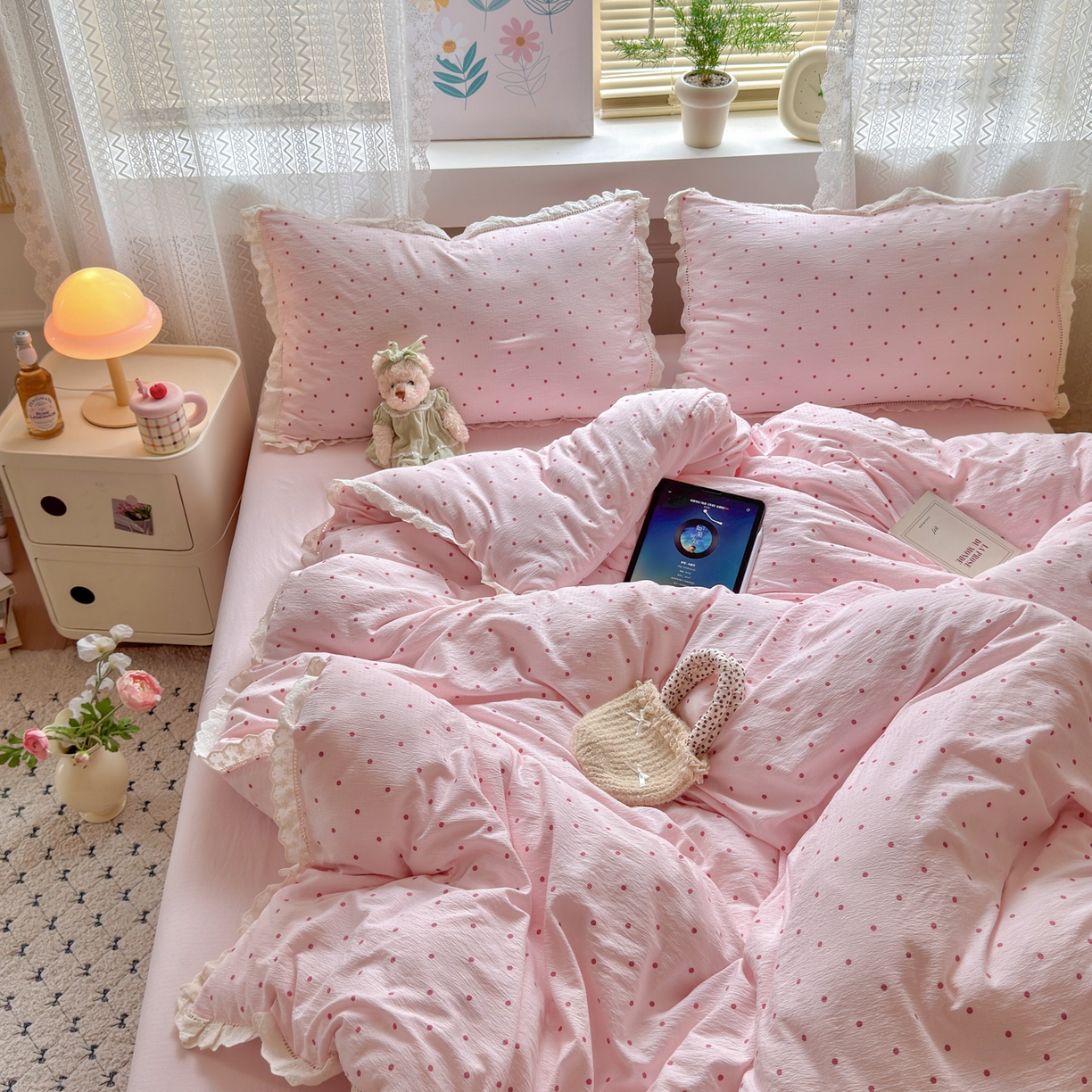 91家纺网 家纺一手货源 找家纺 喜颜 2025新款爆款云感提花皱皱纱全棉镂空花边四件套学生宿舍三件套 镂空花边-波点浅粉