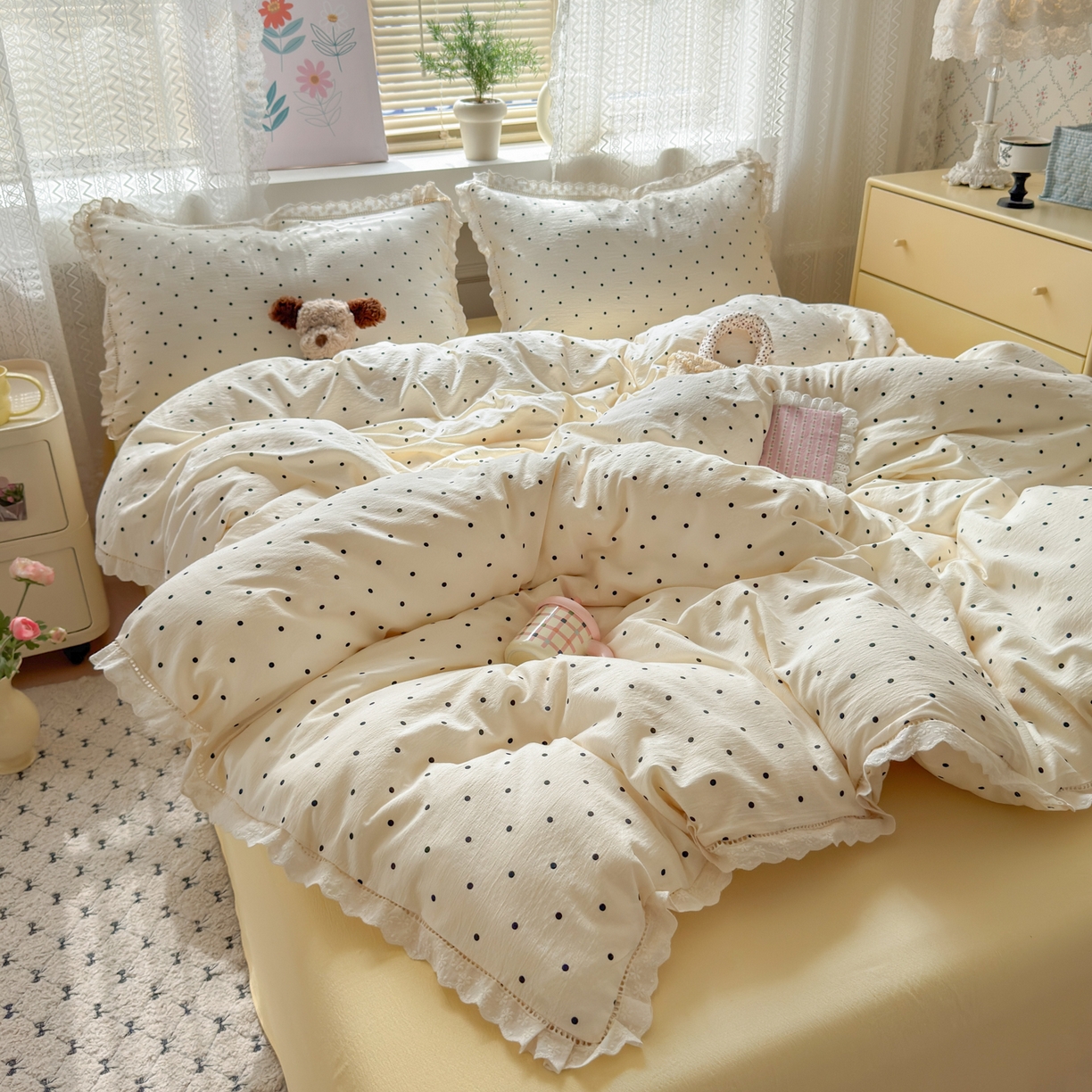 91家纺网 家纺一手货源 找家纺 喜颜 2025新款爆款云感提花皱皱纱全棉镂空花边四件套学生宿舍三件套 镂空花边-波点奶黄