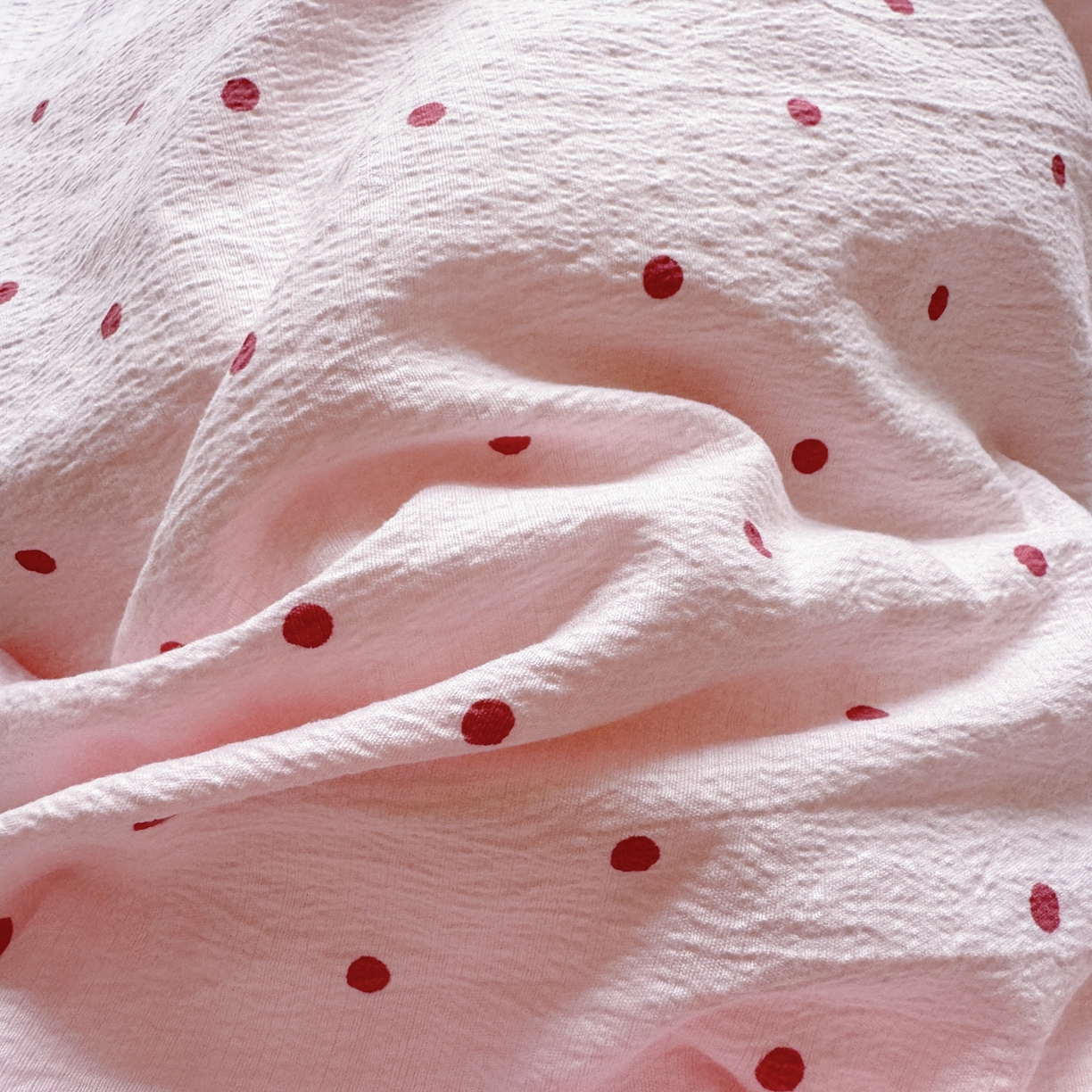 91家纺网 家纺一手货源 找家纺 喜颜 2025新款爆款云感提花皱皱纱全棉镂空花边四件套学生宿舍三件套 镂空花边-波点浅粉