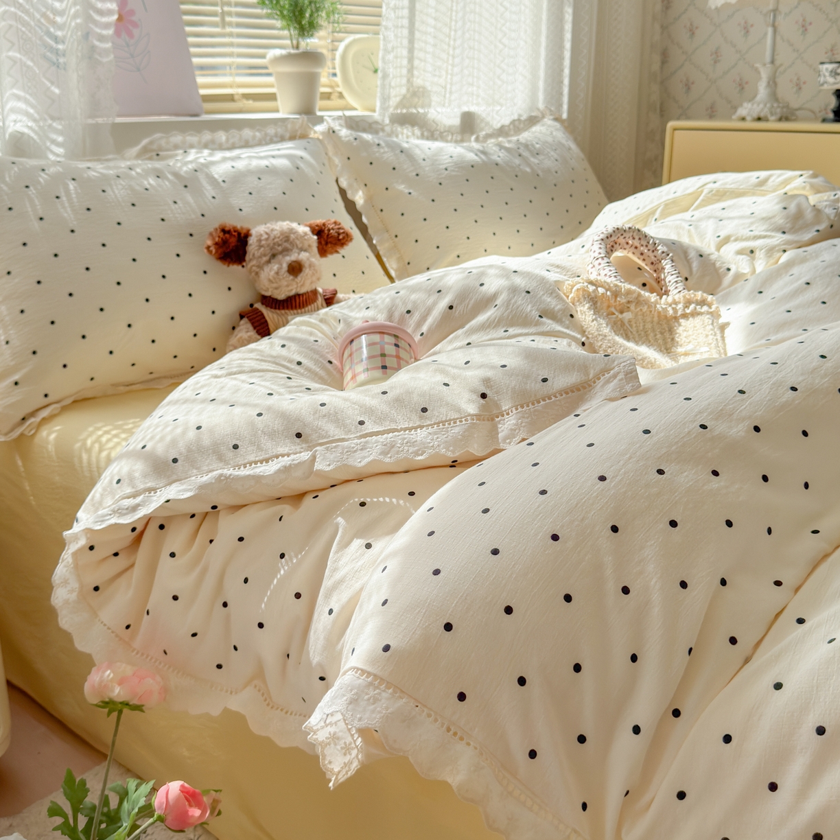 91家纺网 家纺一手货源 找家纺 喜颜 2025新款爆款云感提花皱皱纱全棉镂空花边四件套学生宿舍三件套 镂空花边-波点奶黄