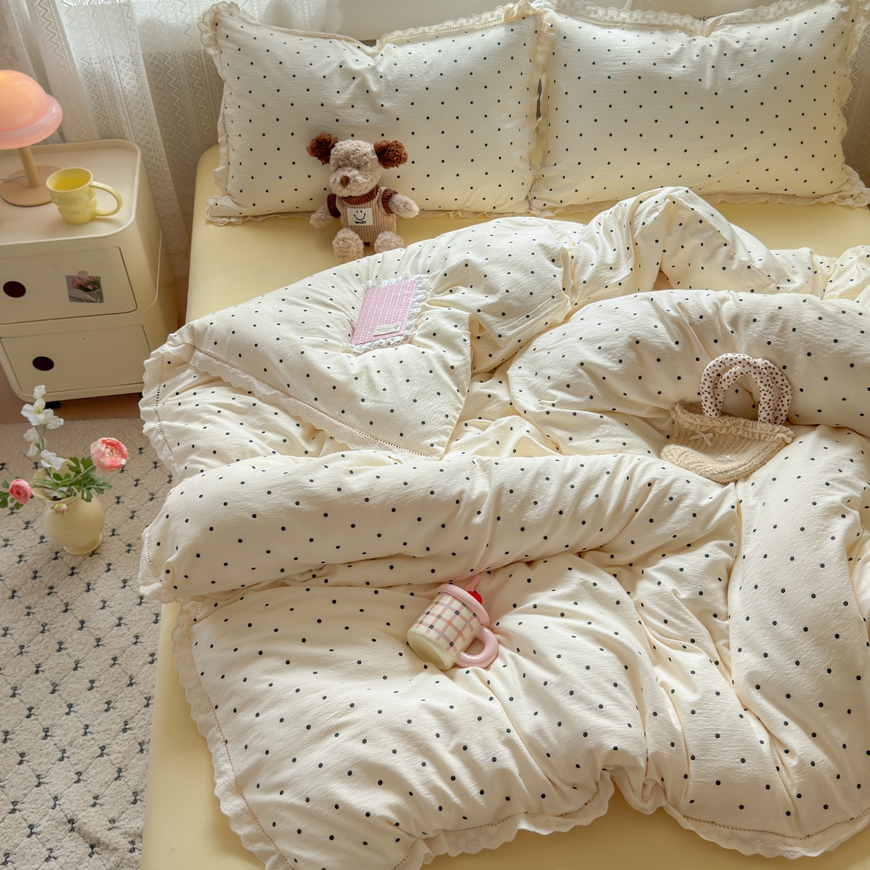 91家纺网 家纺一手货源 找家纺 喜颜 2025新款爆款云感提花皱皱纱全棉镂空花边四件套学生宿舍三件套 镂空花边-波点奶黄
