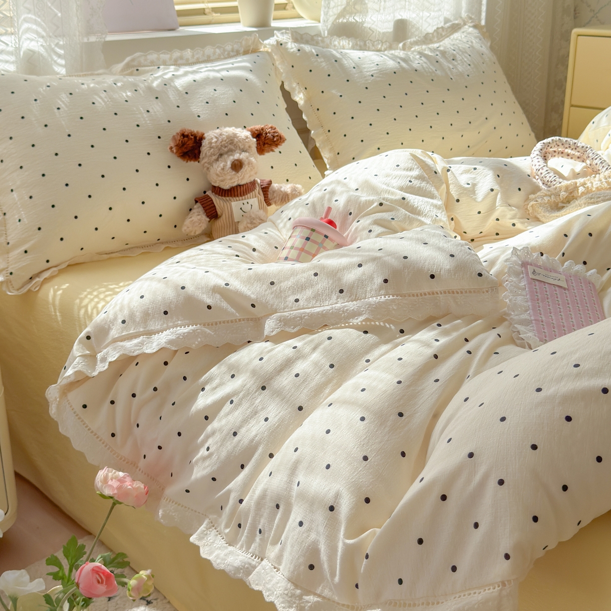 91家纺网 家纺一手货源 找家纺 喜颜 2025新款爆款云感提花皱皱纱全棉镂空花边四件套学生宿舍三件套 镂空花边-波点奶黄
