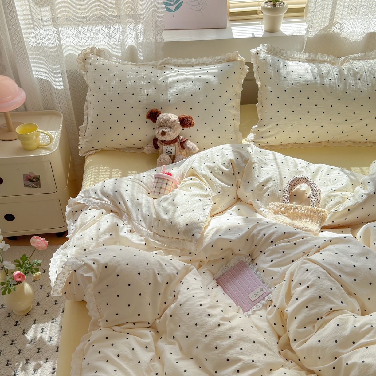 91家纺网 家纺一手货源 找家纺 喜颜 2025新款爆款云感提花皱皱纱全棉镂空花边四件套学生宿舍三件套 镂空花边-波点奶黄
