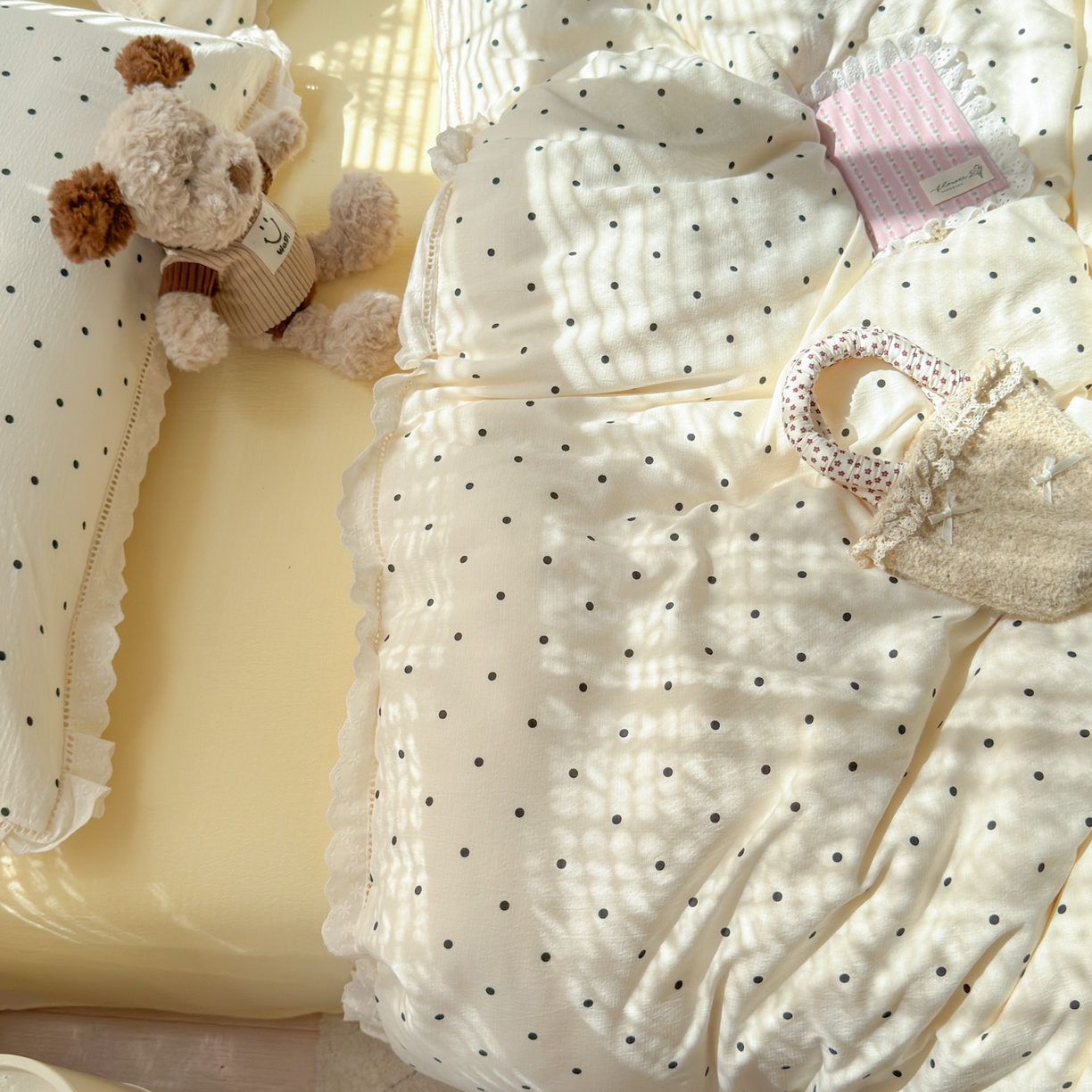 91家纺网 家纺一手货源 找家纺 喜颜 2025新款爆款云感提花皱皱纱全棉镂空花边四件套学生宿舍三件套 镂空花边-波点奶黄