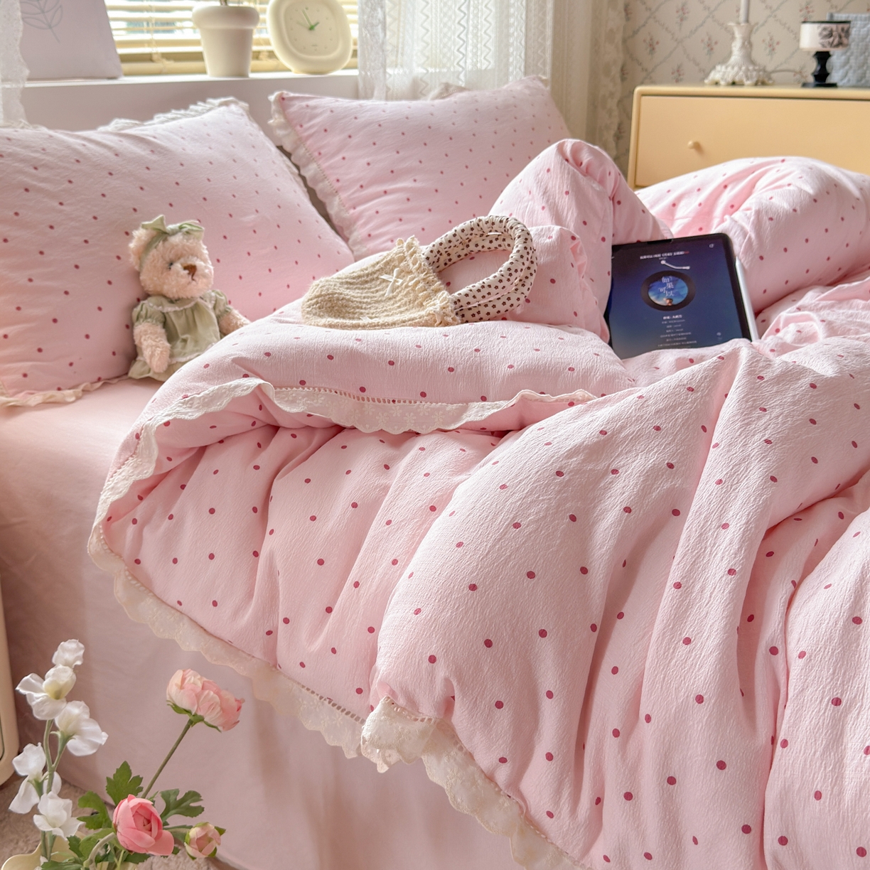 91家纺网 家纺一手货源 找家纺 喜颜 2025新款爆款云感提花皱皱纱全棉镂空花边四件套学生宿舍三件套 镂空花边-波点浅粉