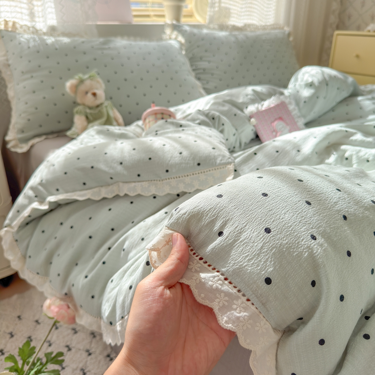 91家纺网 家纺一手货源 找家纺 喜颜 2025新款爆款云感提花皱皱纱全棉镂空花边四件套学生宿舍三件套 镂空花边-波点蓝