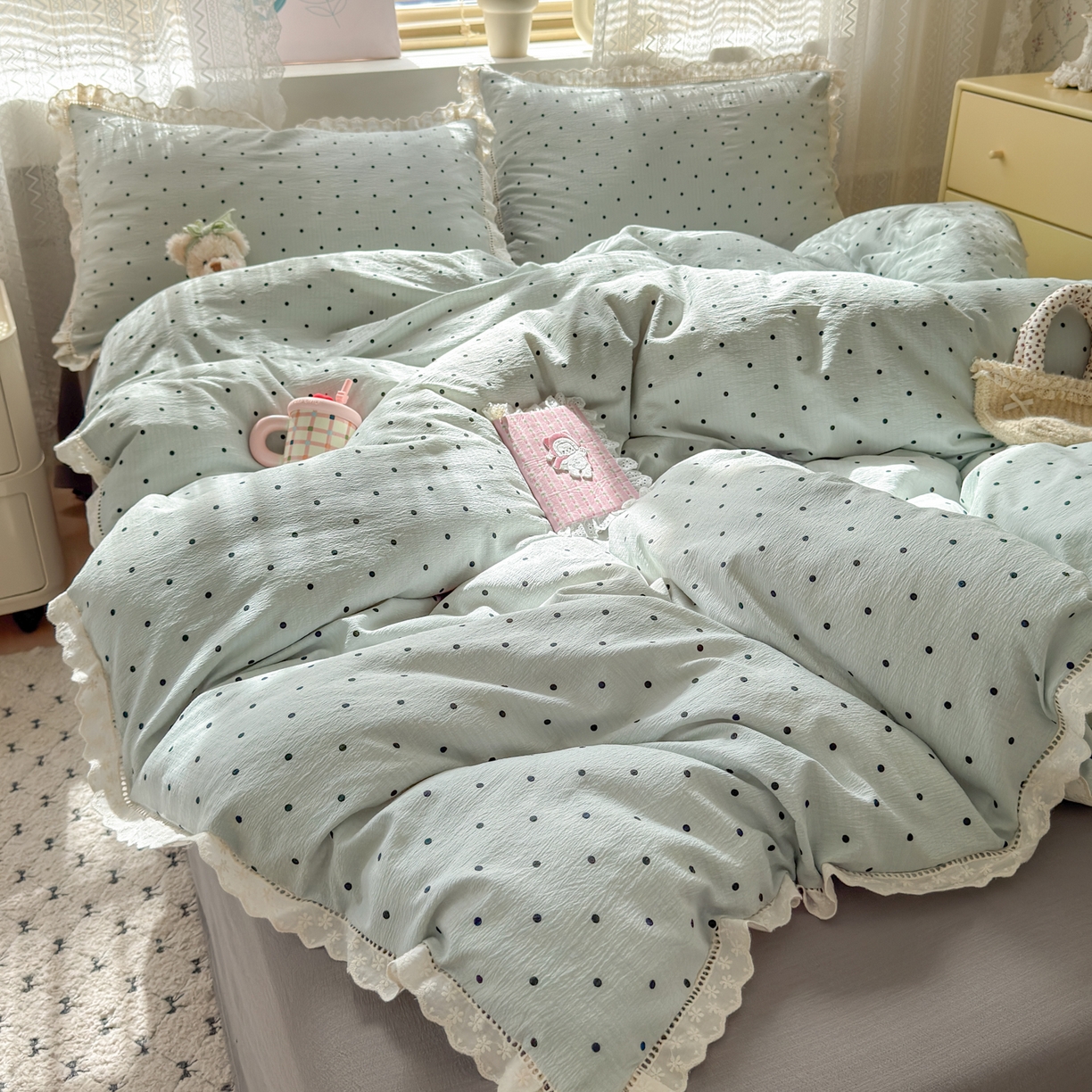 91家纺网 家纺一手货源 找家纺 喜颜 2025新款爆款云感提花皱皱纱全棉镂空花边四件套学生宿舍三件套 镂空花边-波点蓝