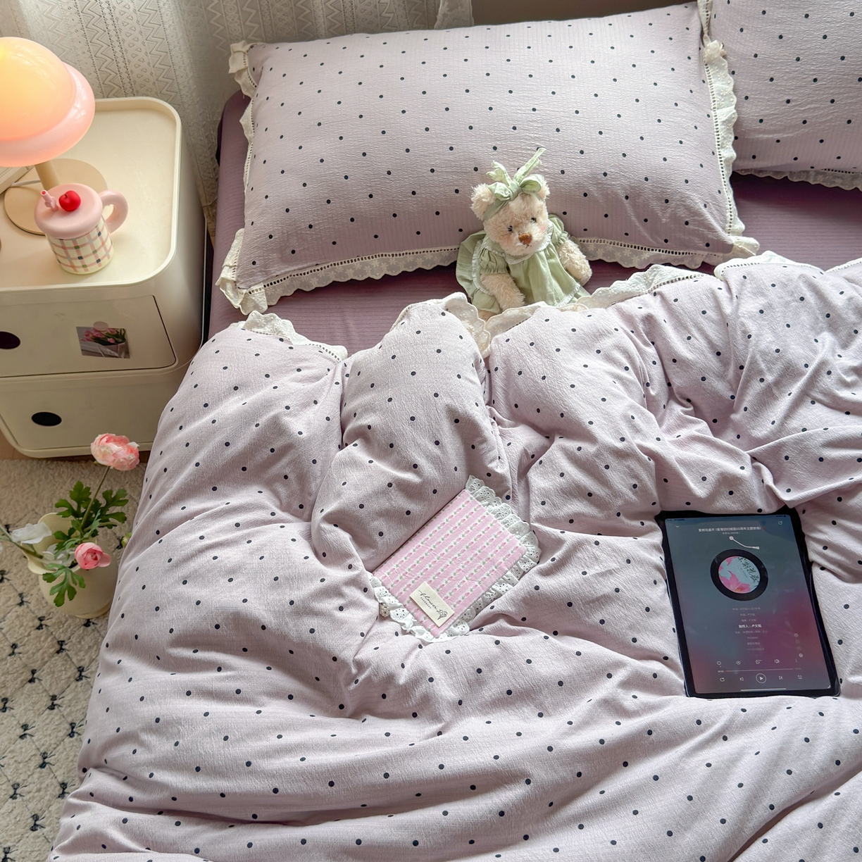 91家纺网 家纺一手货源 找家纺 喜颜 2025新款爆款云感提花皱皱纱全棉镂空花边四件套学生宿舍三件套 镂空花边-波点浅紫