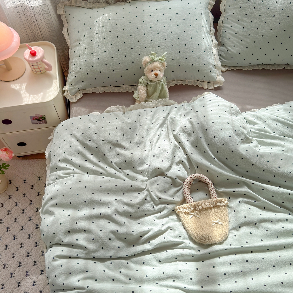 91家纺网 家纺一手货源 找家纺 喜颜 2025新款爆款云感提花皱皱纱全棉镂空花边四件套学生宿舍三件套 镂空花边-波点蓝