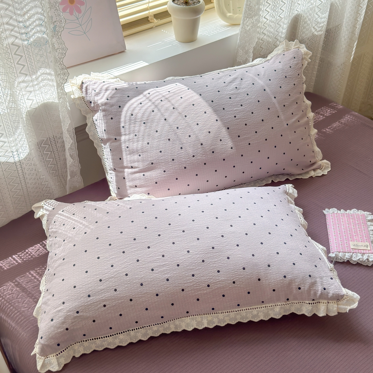 91家纺网 家纺一手货源 找家纺 喜颜 2025新款爆款云感提花皱皱纱全棉镂空花边四件套学生宿舍三件套 镂空花边-波点浅紫