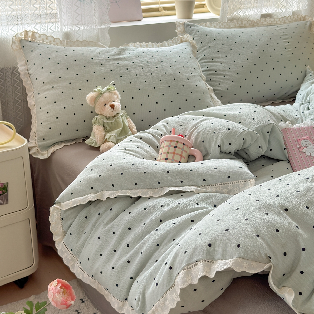 91家纺网 家纺一手货源 找家纺 喜颜 2025新款爆款云感提花皱皱纱全棉镂空花边四件套学生宿舍三件套 镂空花边-波点蓝