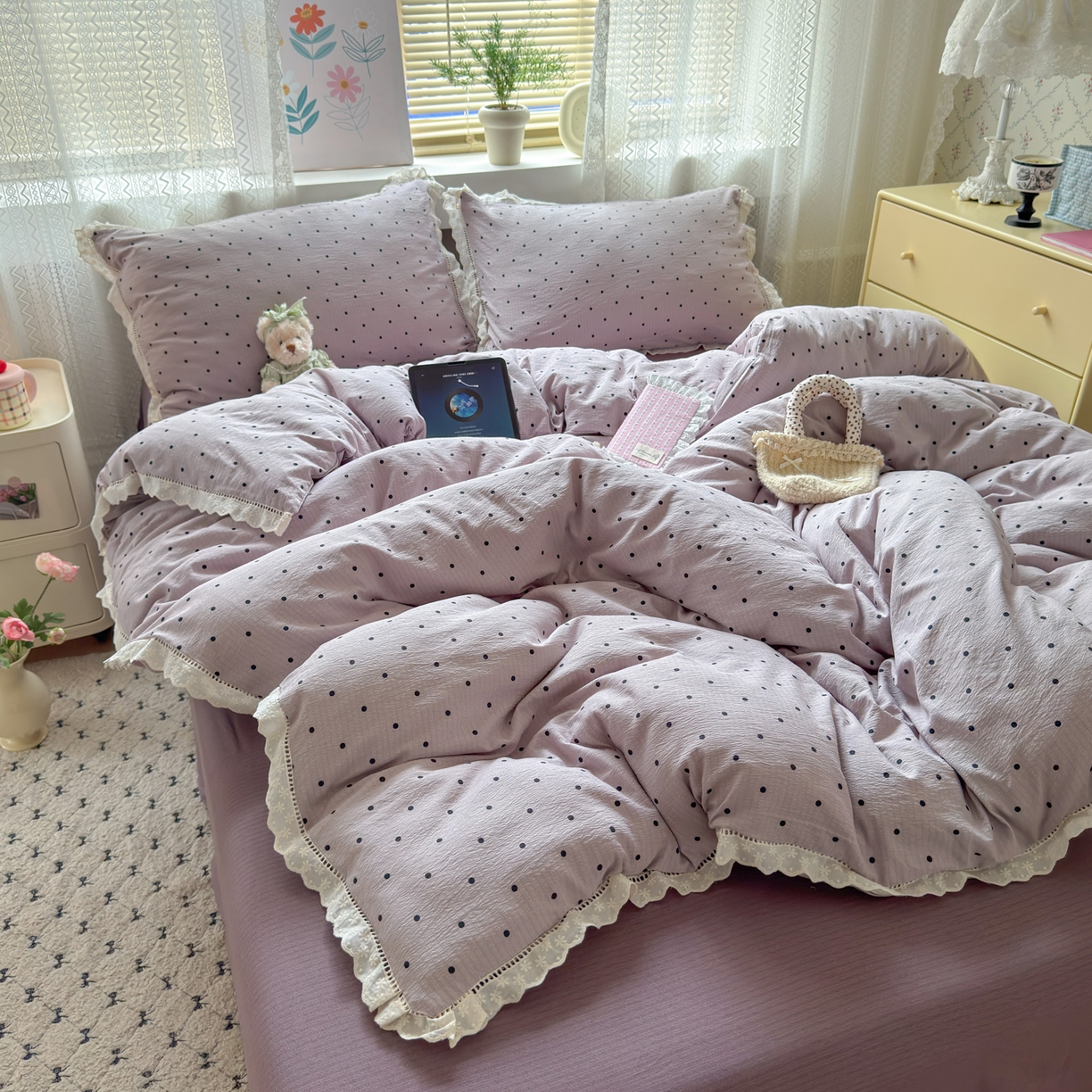91家纺网 家纺一手货源 找家纺 喜颜 2025新款爆款云感提花皱皱纱全棉镂空花边四件套学生宿舍三件套 镂空花边-波点浅紫