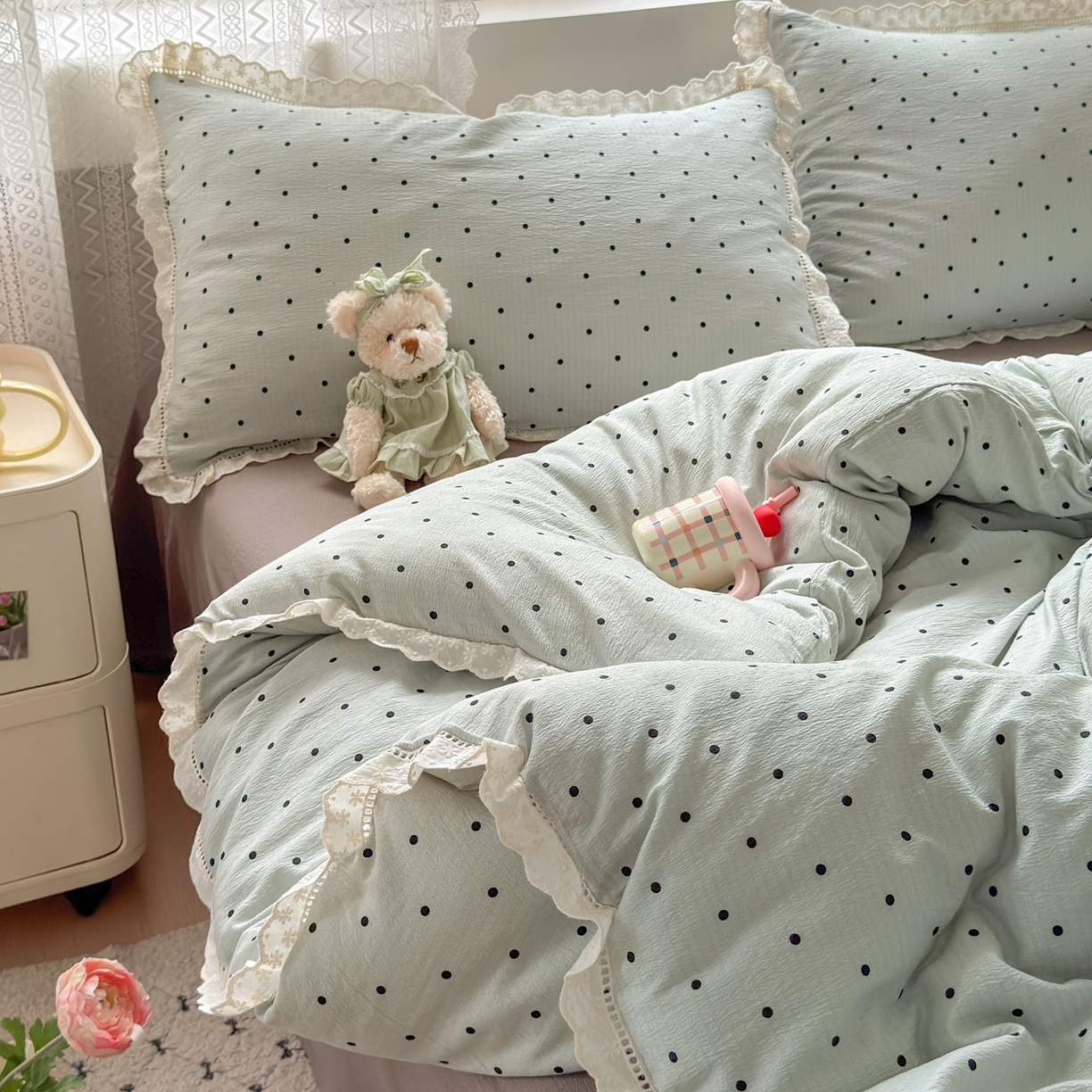 91家纺网 家纺一手货源 找家纺 喜颜 2025新款爆款云感提花皱皱纱全棉镂空花边四件套学生宿舍三件套 镂空花边-波点蓝