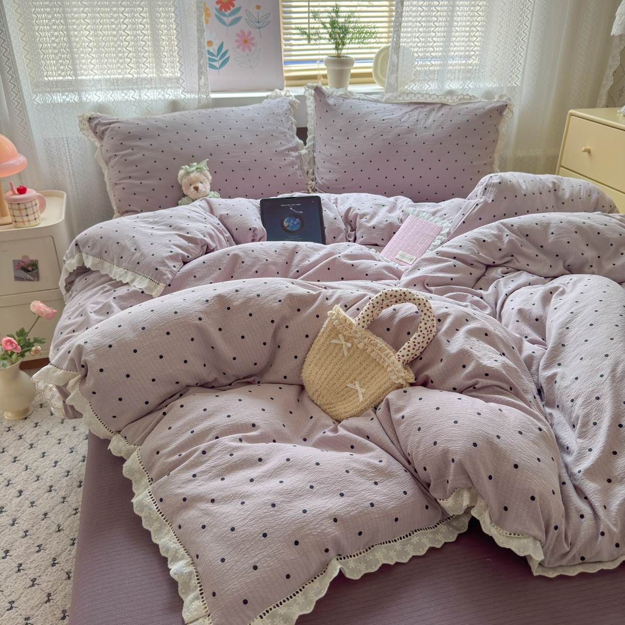 91家纺网 家纺一手货源 找家纺 喜颜 2025新款爆款云感提花皱皱纱全棉镂空花边四件套学生宿舍三件套 镂空花边-波点浅紫