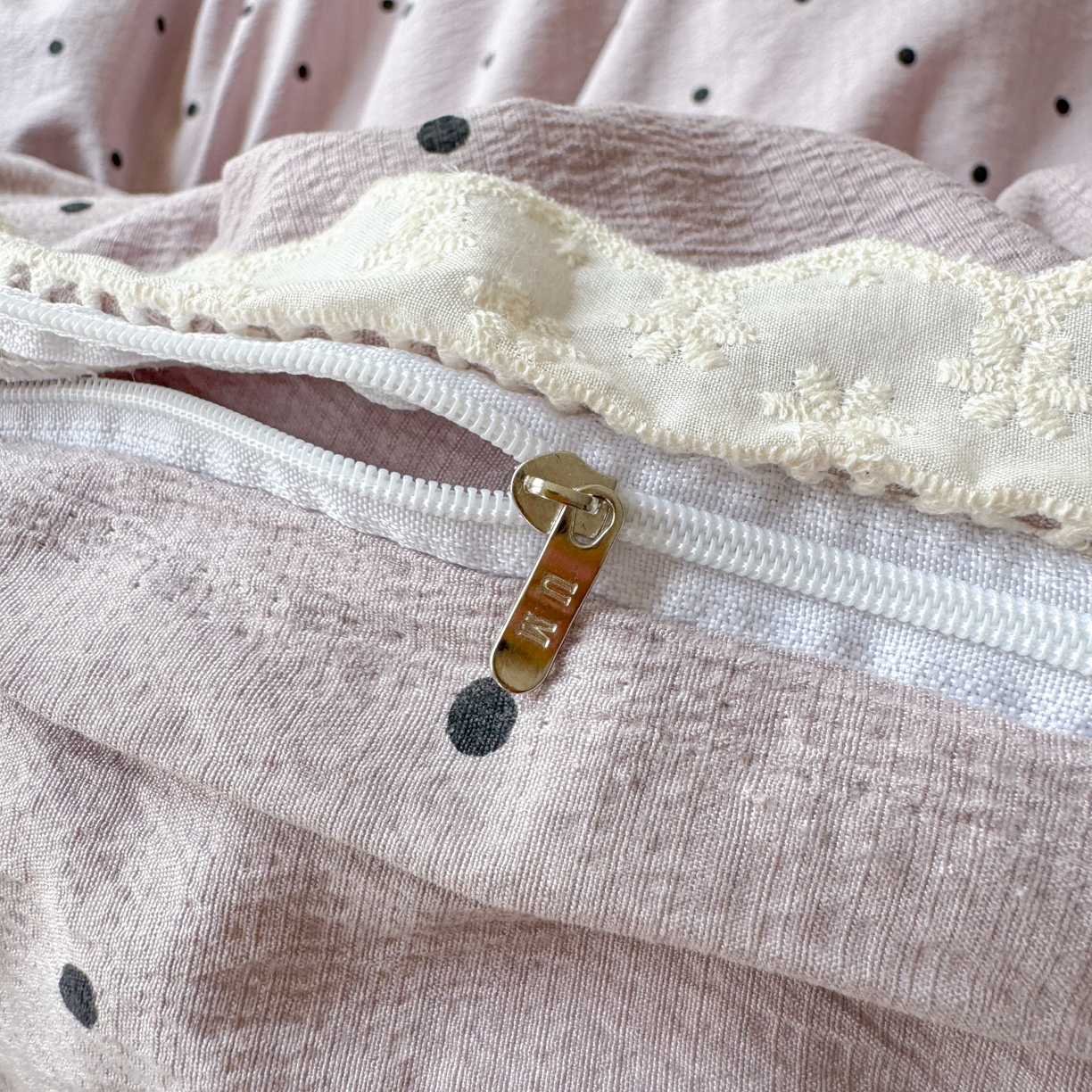 91家纺网 家纺一手货源 找家纺 喜颜 2025新款爆款云感提花皱皱纱全棉镂空花边四件套学生宿舍三件套 镂空花边-波点浅紫