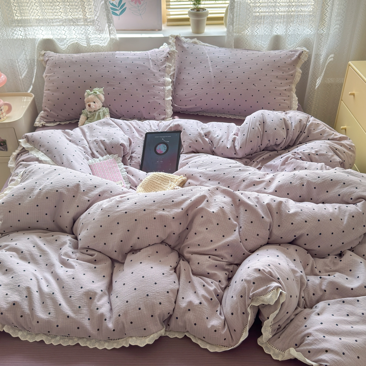 91家纺网 家纺一手货源 找家纺 喜颜 2025新款爆款云感提花皱皱纱全棉镂空花边四件套学生宿舍三件套 镂空花边-波点浅紫