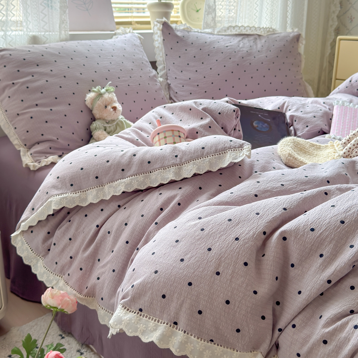 91家纺网 家纺一手货源 找家纺 喜颜 2025新款爆款云感提花皱皱纱全棉镂空花边四件套学生宿舍三件套 镂空花边-波点浅紫