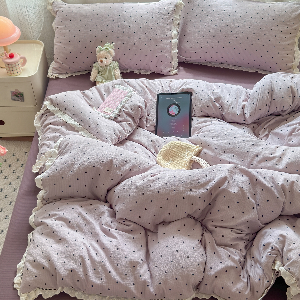 91家纺网 家纺一手货源 找家纺 喜颜 2025新款爆款云感提花皱皱纱全棉镂空花边四件套学生宿舍三件套 镂空花边-波点浅紫