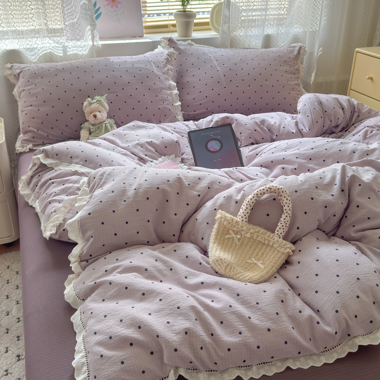 91家纺网 家纺一手货源 找家纺 喜颜 2025新款爆款云感提花皱皱纱全棉镂空花边四件套学生宿舍三件套 镂空花边-波点浅紫