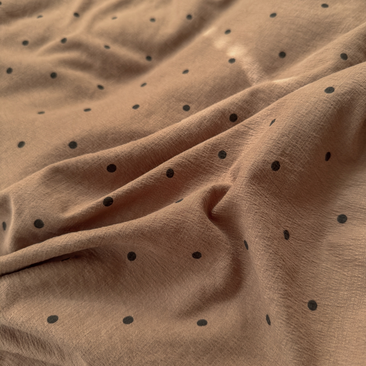 91家纺网 家纺一手货源 找家纺 喜颜 2025新款爆款云感提花皱皱纱全棉镂空花边四件套学生宿舍三件套 镂空花边-波点咖