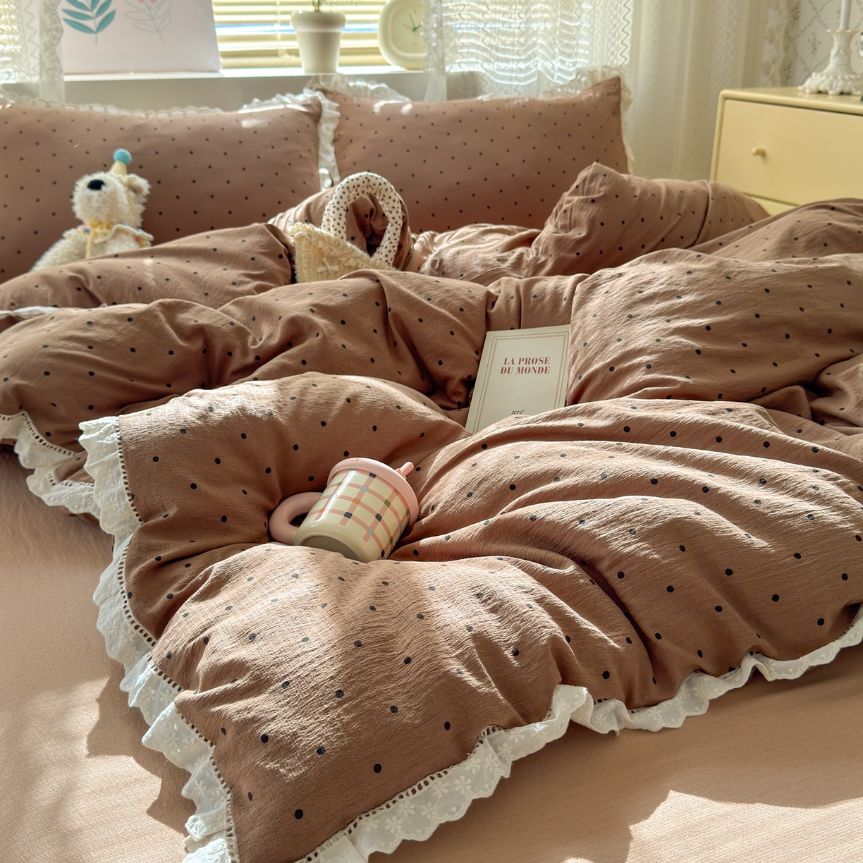 91家纺网 家纺一手货源 找家纺 喜颜 2025新款爆款云感提花皱皱纱全棉镂空花边四件套学生宿舍三件套 镂空花边-波点咖