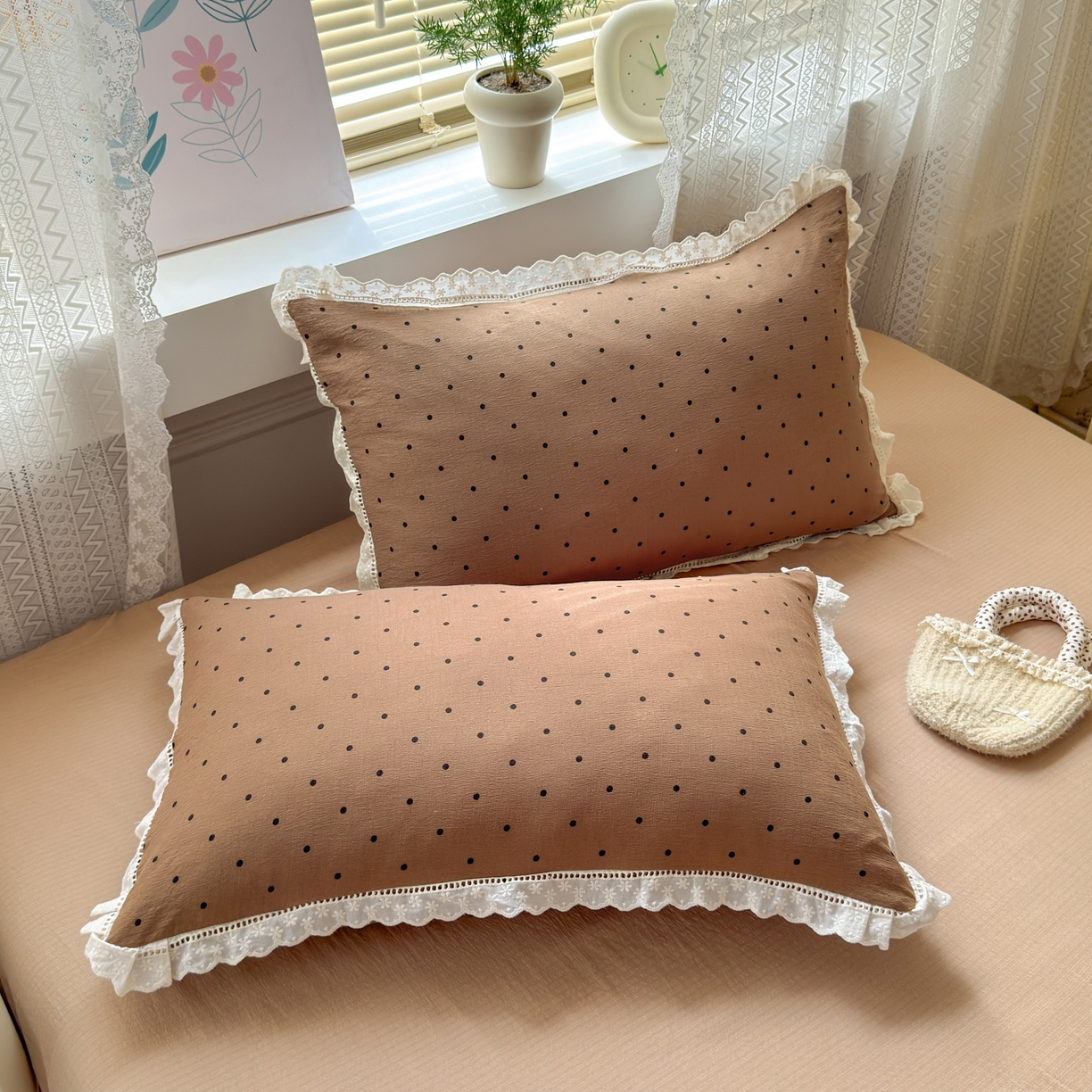 91家纺网 家纺一手货源 找家纺 喜颜 2025新款爆款云感提花皱皱纱全棉镂空花边四件套学生宿舍三件套 镂空花边-波点咖