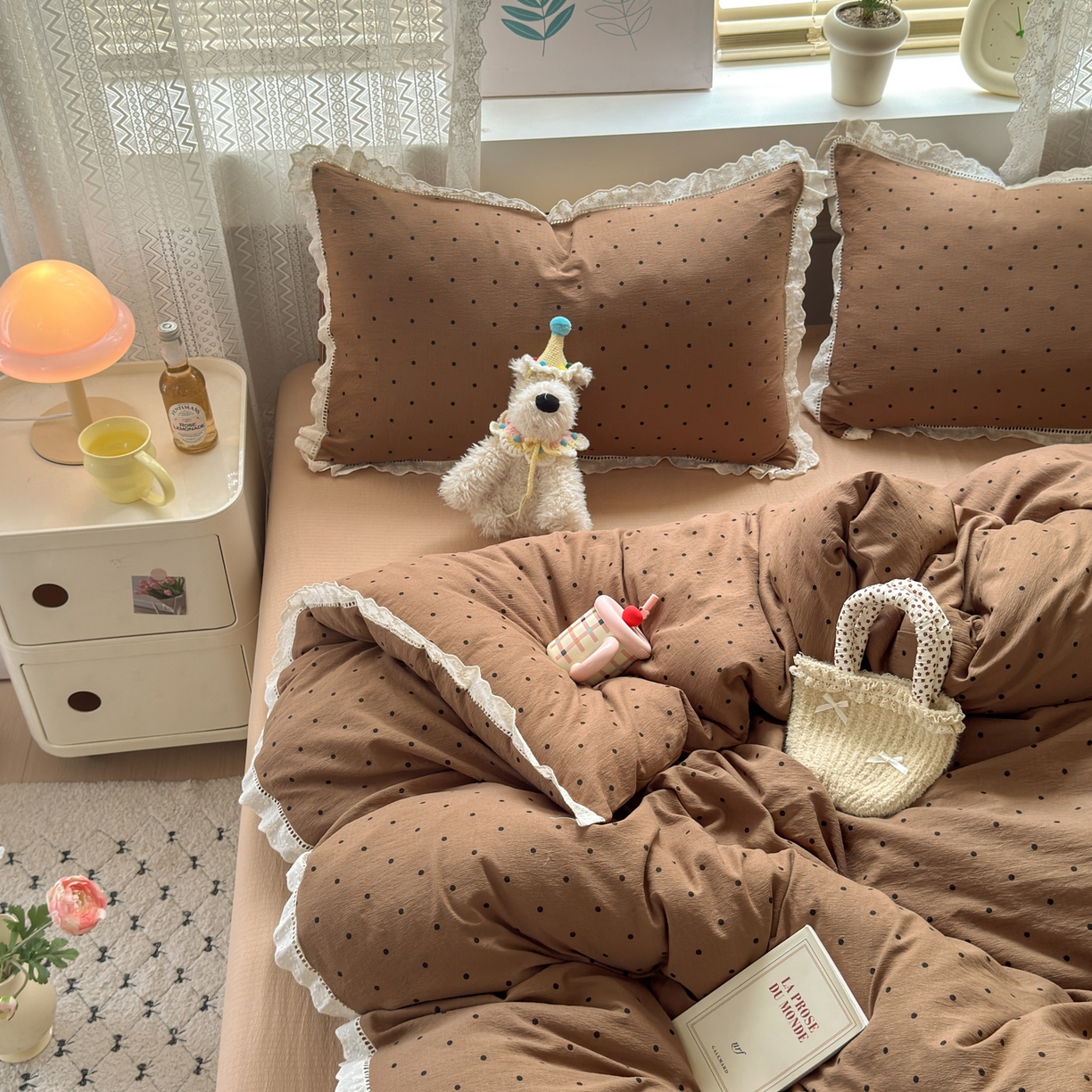 91家纺网 家纺一手货源 找家纺 喜颜 2025新款爆款云感提花皱皱纱全棉镂空花边四件套学生宿舍三件套 镂空花边-波点咖