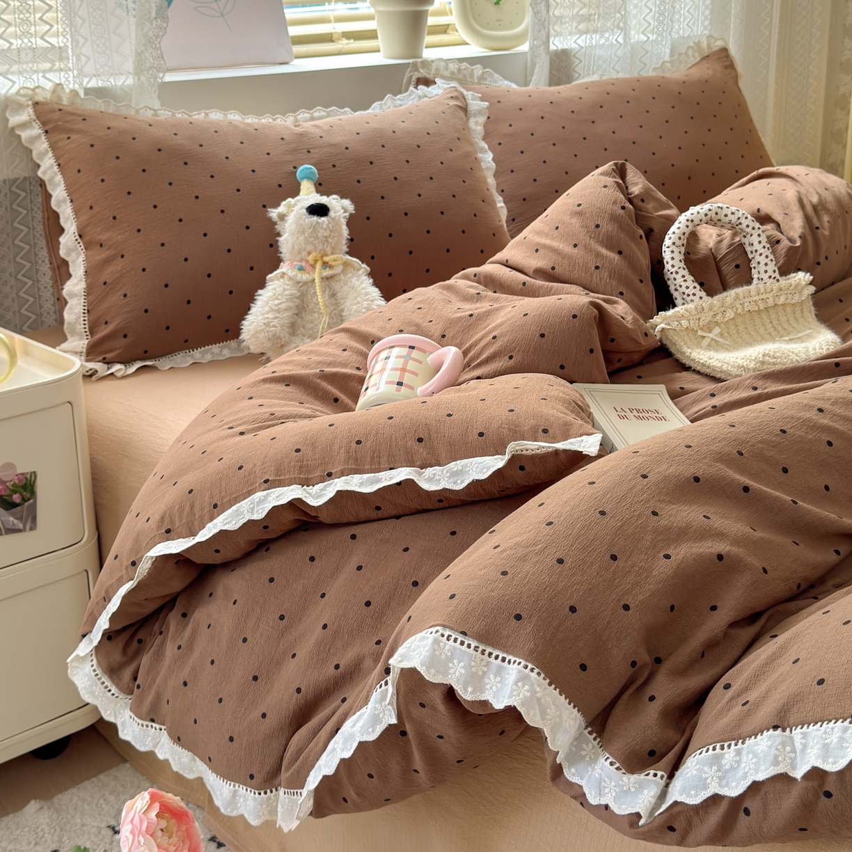 91家纺网 家纺一手货源 找家纺 喜颜 2025新款爆款云感提花皱皱纱全棉镂空花边四件套学生宿舍三件套 镂空花边-波点咖